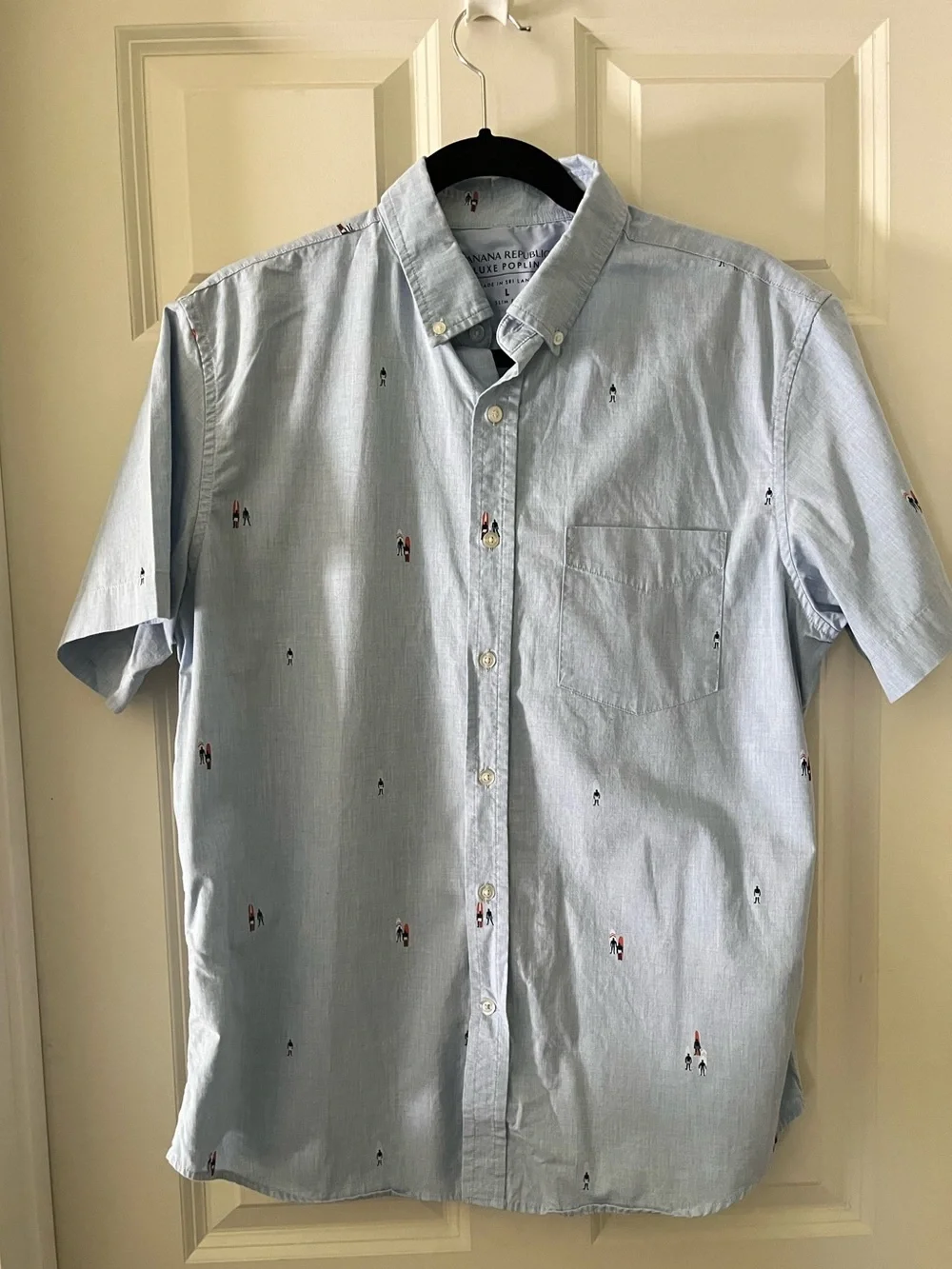 Men’s Banana Republic slim fit Luxe Poplin light blue short sleeve shirt surfers